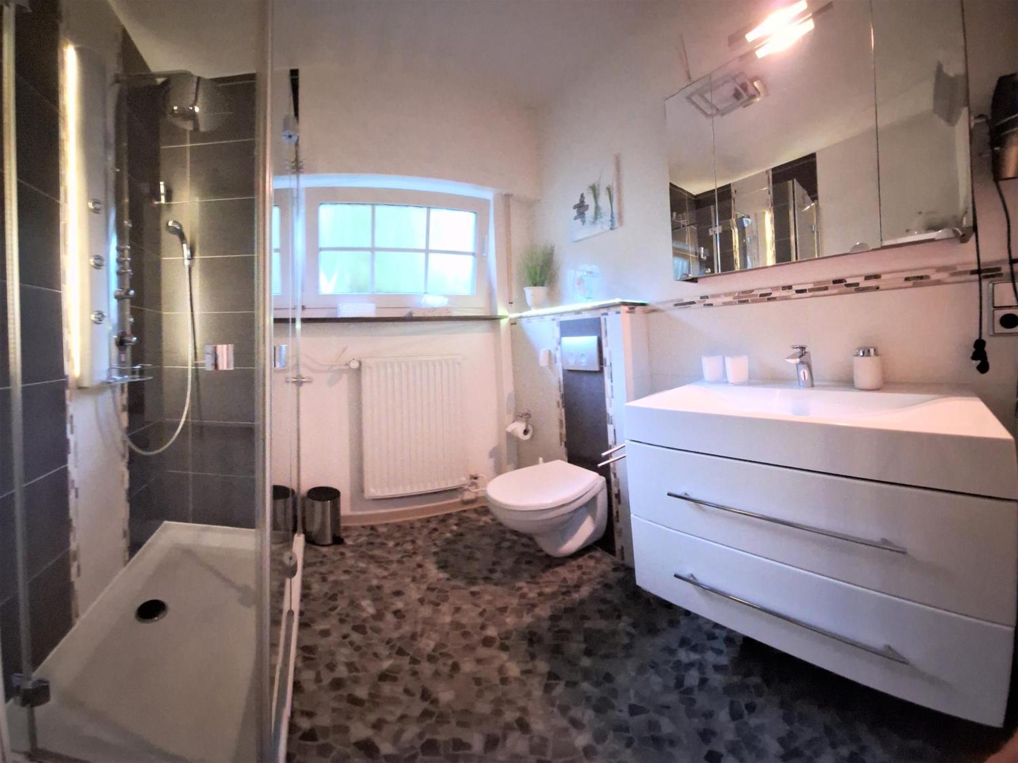 Seeblick-Ferienwohnung Im "Ferienhaus Agger-Blick" Mit Traumhafter Sonnen-Terrasse, Sauna, E-Kamin & Kajak Gummersbach Eksteriør bilde